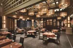 Embassy Suites by Hilton Orlando Lake Buena Vista South餐厅或其他用餐的地方