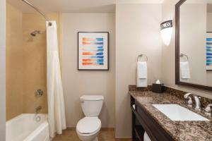 Embassy Suites by Hilton Orlando Lake Buena Vista South的一间浴室