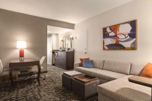 Embassy Suites by Hilton Orlando Lake Buena Vista South的休息区
