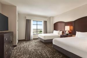 Embassy Suites by Hilton Orlando Lake Buena Vista South客房内的一张或多张床位