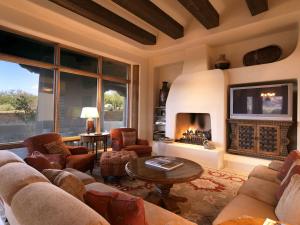 Boulders Resort & Spa Scottsdale, Curio Collection by Hilton的休息区