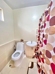łazienka z toaletą i umywalką w obiekcie Camella Home Greta Model Rental in Bacolod w mieście Bacolod