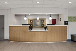an office with a reception desk and a waiting room at Comfort Inn Powell - Knoxville North in Knoxville