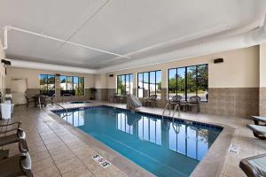 uma grande piscina num grande quarto com janelas em Comfort Inn Powell - Knoxville North em Knoxville