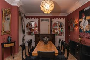 uma sala de jantar com uma mesa de madeira e cadeiras em Lalla Soulika em Tânger