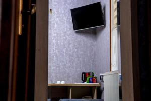 Fotih Hotel في Sergeli: تلفزيون بشاشة مسطحة معلق على الحائط