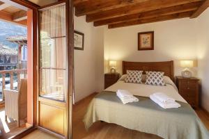 a bedroom with a bed with two pillows on it at Casa Celis 1 Espinaredo in Espinaredo