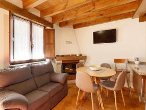 a living room with a couch and a table at Casa Celis 1 in Espinaredo
