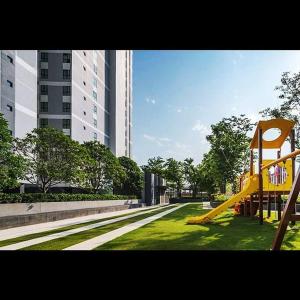 芭堤雅市中心海景2居室芭堤雅市区the base网红无边泳池紧邻中央商场的公园里一个带黄色滑梯的游乐场