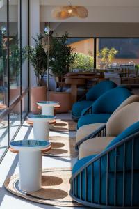 hol hotelu ze stołami i krzesłami w obiekcie Hilton Garden Inn Marseille Provence Airport w mieście Marignane