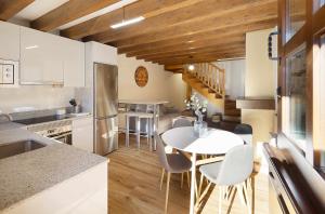 a kitchen with a table and chairs in a kitchen at Casa Celis 2 in Espinaredo