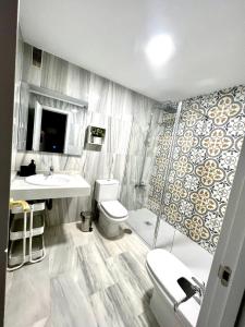 łazienka z toaletą i umywalką w obiekcie PUERTO DELUXE w Maladze