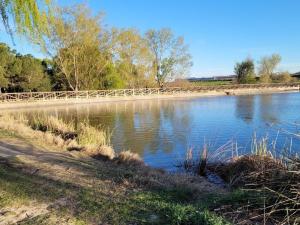 a body of water with a fence next to it at Casa económica Madrid in Leganés