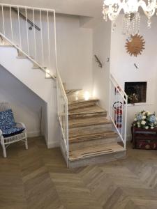 escalera en la sala de estar con lámpara de araña en Ca’del Borgo B&B Country House, en Ogliastro Cilento