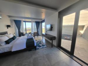 Postel nebo postele na pokoji v ubytování Vee Resort- The Suites of Royals