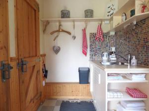 una cucina con lavandino e bancone di mekelermeer a Geesbrug