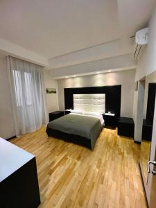 1 dormitorio con 1 cama grande y suelo de madera en Il Paradiso di Dante en Nápoles