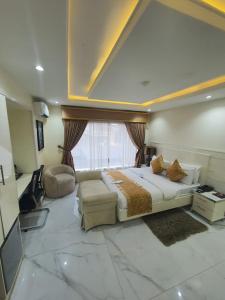 - une grande chambre avec un grand lit et une fenêtre dans l'établissement LUXOL HOMES&SUITES, à Ikeja