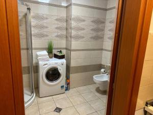 Ένα μπάνιο στο Luxury condo in Tirana +14 φωτογραφίες