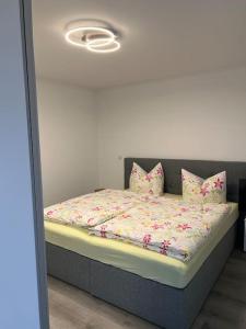 una camera da letto con un letto con cuscini sopra di Wohnung im schönen Bielstein a Wiehl