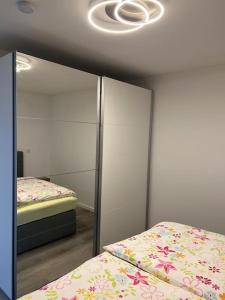una camera da letto con specchio, letto e una suite da letto di Wohnung im schönen Bielstein a Wiehl