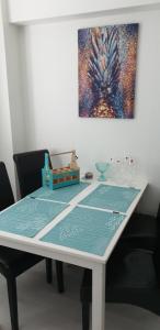 uma mesa com uma toalha de mesa com uma pintura em City center apartment em Pieksamaki