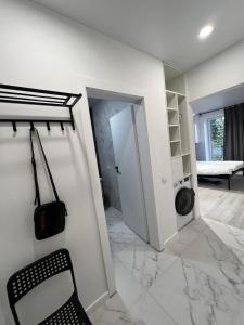 Zimmer mit einem Flur mit Tür und Marmorboden in der Unterkunft Smart Modern loft apartments in Iwano-Frankiwsk