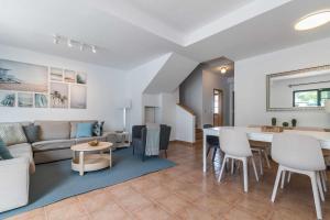 - un salon avec un canapé et une table dans l'établissement Residencial Las Candelarias 30, à Agaete