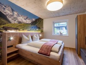 um quarto com uma cama grande e uma pintura na parede em Apart Klocker em Fügen