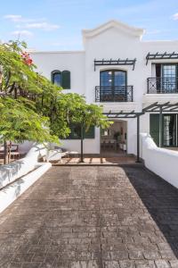 阿蓋特的住宿－Residencial Las Candelarias 34，通往白色建筑的石头走道