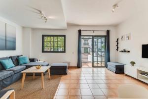 uma sala de estar com um sofá e uma mesa em Residencial Las Candelarias 35 em Agaete