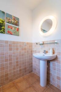 ein Bad mit einem Waschbecken und einem Spiegel in der Unterkunft Residencial Las Candelarias 35 in Agaete