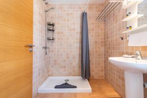 ein Bad mit einer Dusche und einem Waschbecken in der Unterkunft Residencial Las Candelarias 36 in Agaete