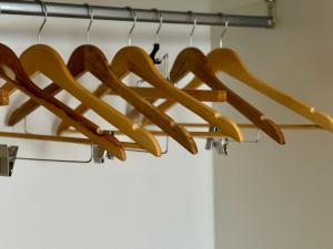 un montón de utensilios de madera colgando en un estante en Tropea Family Rooms - B&B Blue Dolphin, en Tropea