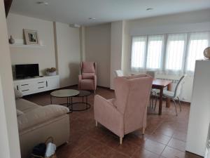 a living room with a couch and chairs and a table at Chalet con amplio jardín in Casalarreina