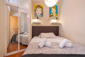 ein Schlafzimmer mit einem Bett mit zwei Kissen darauf in der Unterkunft Apartamento diseño a pie de pista in Monachil