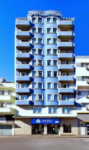 un edificio alto azul con un letrero. en Umbu Hotel Porto Alegre - Centro Histórico - Prox Aeroporto 15min, en Porto Alegre