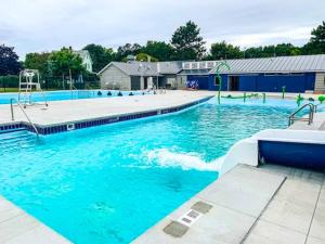 Piscina de la sau aproape de Whimsical apartment near downtown Winooski