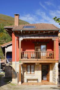 a house with a balcony on the side of it at Casa Celis 1 in Espinaredo