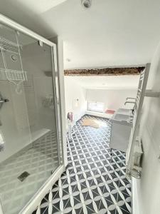baño con ducha a ras de suelo y puerta de cristal en L'écrin Lauragais - Grande maison, 3 chambres 3sdb en Villefranche-de-Lauragais