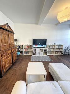 ein Wohnzimmer mit einem Sofa und einem TV in der Unterkunft L'écrin Lauragais - Grande maison, 3 chambres 3sdb in Villefranche-de-Lauragais