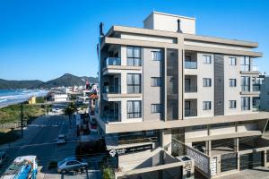 un edificio de apartamentos con vistas a la playa en HY Apart, en Bombinhas