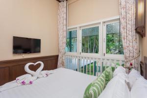 Een bed of bedden in een kamer bij Raya Resort Beach front - The Most Green Resort in Cha-am