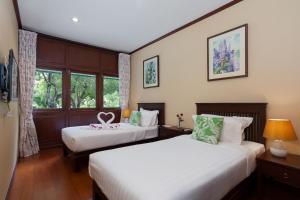 Een bed of bedden in een kamer bij Raya Resort Beach front - The Most Green Resort in Cha-am