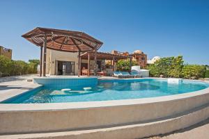 una piscina con cenador junto a una casa en Rent El Gouna Lagoon Villa HEATED Private Pool BBQ en Hurghada
