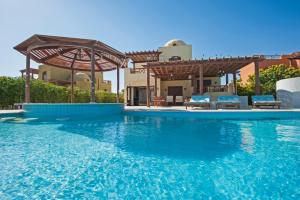 basen przed domem w obiekcie Rent El Gouna Lagoon Villa HEATED Private Pool BBQ w mieście Hurghada