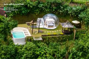 Bubble Hotel Bali Ubud - Adults Only内部或周边的泳池