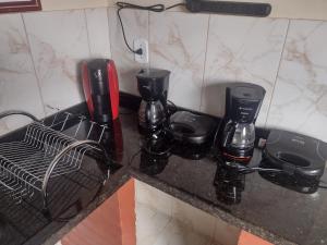 サクアレマにあるPousada Mar e Solのキッチンカウンター(コーヒーメーカー3台付) +15枚の写真