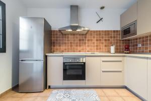 a kitchen with a refrigerator and a stove at Residencial Las Candelarias 36 in Agaete