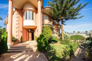 Aed väljaspool majutusasutust Villa Elísabeth, con piscina climatizada, especial para familias